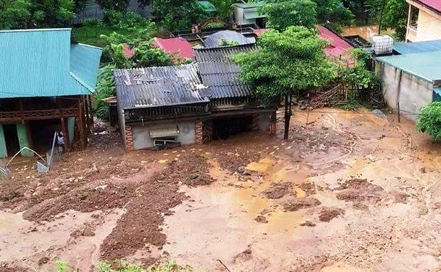 Đường giao thông qua xã có đoạn bị ngập sâu dưới bùn 4m, nhiều nhà dân bị vùi lấp.