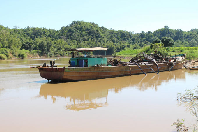 Các tàu khai thác cát trên sông Đồng Nai.