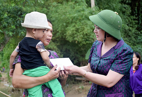 San sẻ yêu thương tới những cháu nhỏ.