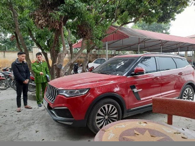 Đối tượng Lã Văn Linh (áo đen) được xác định là người chở Hồ Văn Khoa. Ảnh: V.Tú