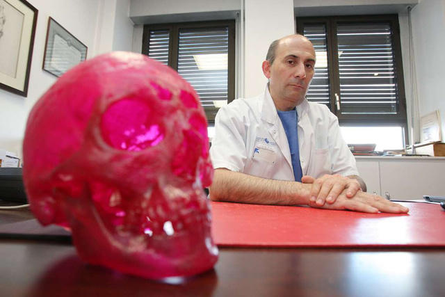 Bác sĩ người Pháp Laurent Lantieri chụp ngày 7 tháng 4 năm 2009 tại Bệnh viện Henri Mondor ở Creteil, đông nam Paris. Bs. Lantieri và các đồng nghiệp Christian Dumontier và Jean-Paul Meningaud đã thực hiện ca ghep mặt đầu tiên trên thế giới...