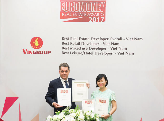Tập đoàn Vingroup được tạp chí Tài chính toàn cầu Euromoney đồng loạt trao danh hiệu “Nhà phát triển bất động sản tốt nhất Việt Nam” cùng nhiều danh hiệu khác.