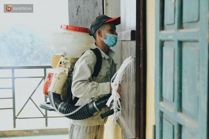 Cán bộ y tế khử trùng trong các lớp học.