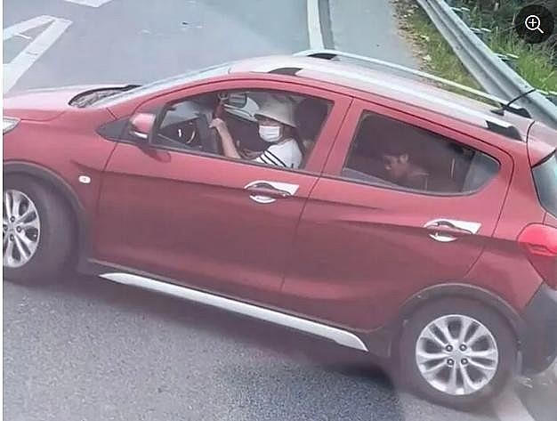 Nữ tài xế lái xe quay đầu trên cao tốc sẽ bị xử phạt đến 40 triệu đồng.