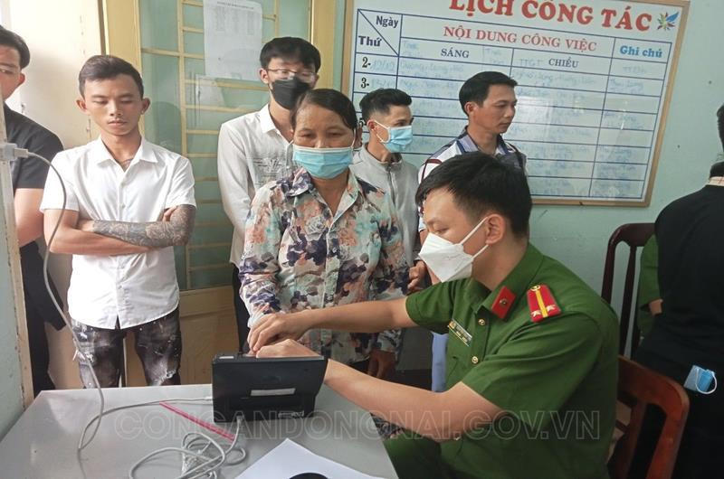 Công an tỉnh trực tiếp xuống cơ sở làm CCCD cho người dân