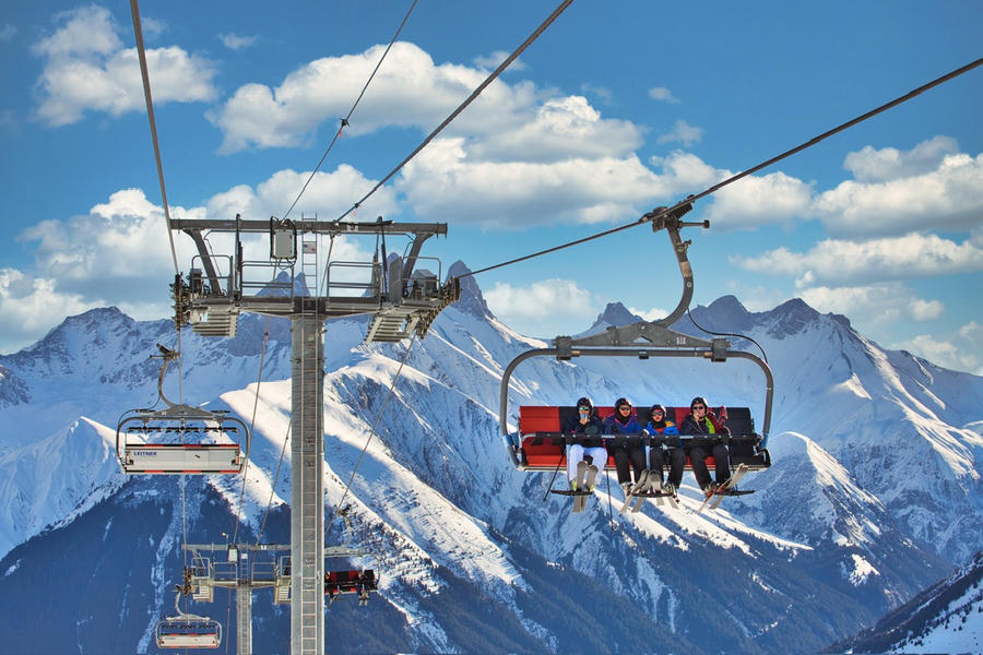 Các gia đình Pháp đi nghỉ Tết, trượt tuyết và thắng cảnh tại Saint Jean d'Arvers-Les Sybelles tuộc dãy núi Alpl, nóc nhà châu Âu