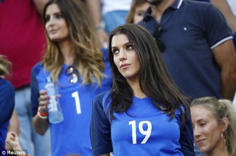 Vợ của Bacary Sagna cũng có mặt trên khán đài cổ vũ cho