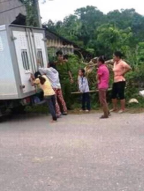 Đối tượng được áp giải về cơ quan công an để điều tra.