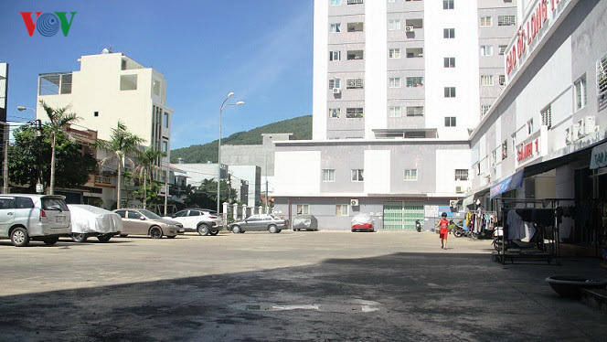 Nhiều người ở chung cư thu nhập thấp đã mua sắm ô tô.