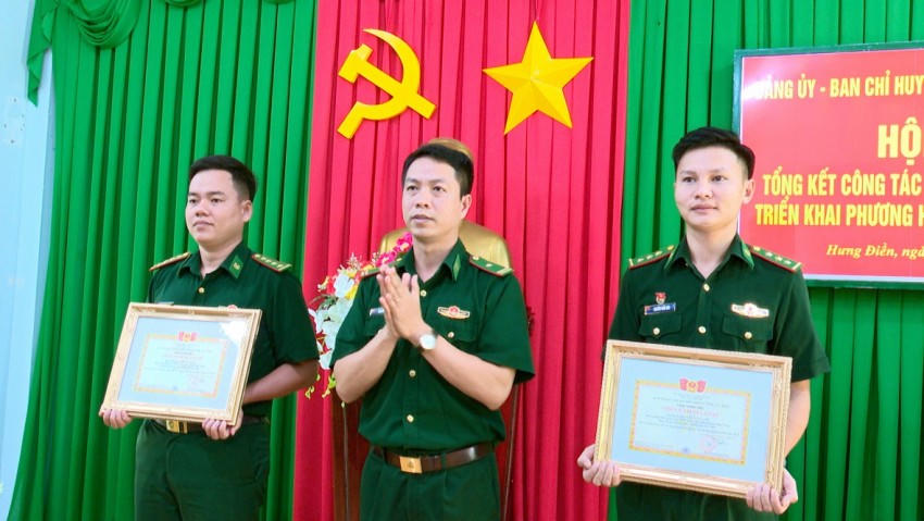 Thiếu tá Đào Đình Luyện - Phó chủ nhiệm Chính trị BĐBP tỉnh Tây Ninh trao khen cho cá nhân đạt danh hiệu chiến sĩ thi đua. Ảnh: Luận Quân