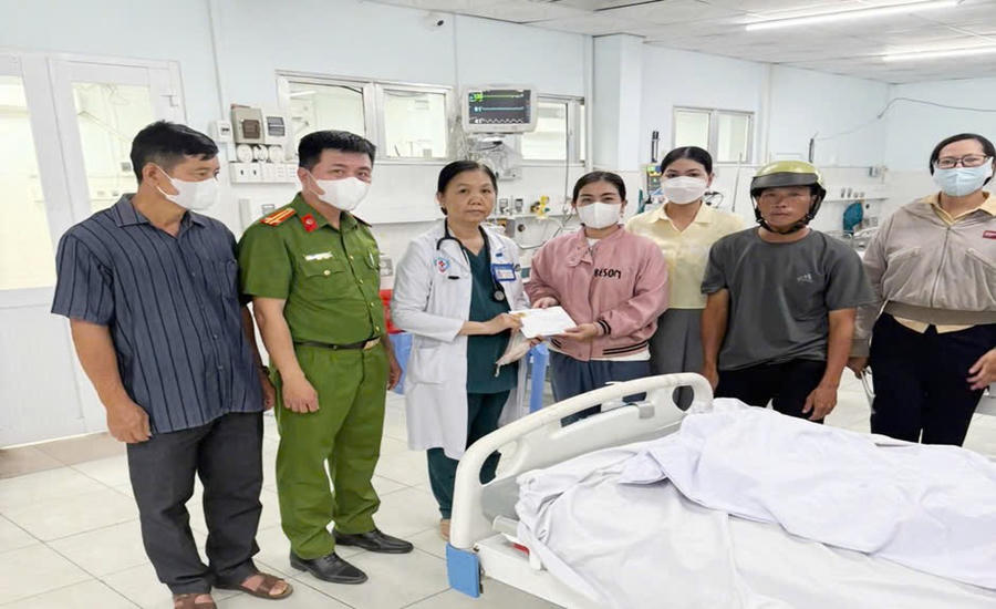 Đại diện Đảng uỷ, UBND, Công an thị trấn Vĩnh Thạnh Trung trao tiền hỗ trợ cháu L.