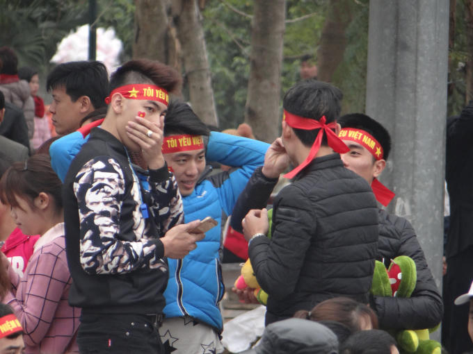 Trong những ngày lễ hội truyền thống như Hội Lim thì việc đeo băng zôn thể hiện tình yêu đất nước đáng được khích lệ.