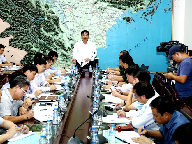 Bộ trưởng Nguyễn Xuân Cường chỉ đạo cuộc họp khẩn ứng phó bão số 10.