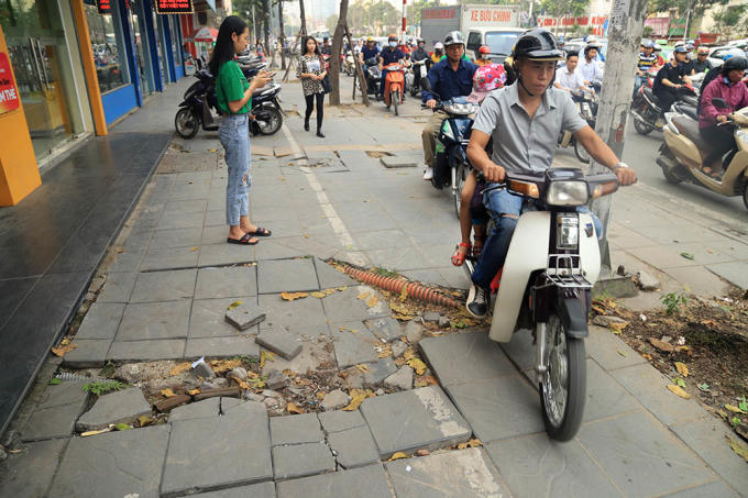 Một số tuyến phố ở Hà Nội được lát đá vỉa hè bền vững 50- 70 năm nhưng đã vỡ nát, bong tróc hàng loạt chỉ sau 2 năm đưa vào sử dụng