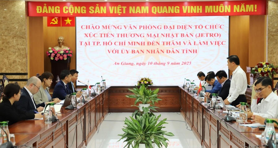 Quang cảnh buổi làm việc.
