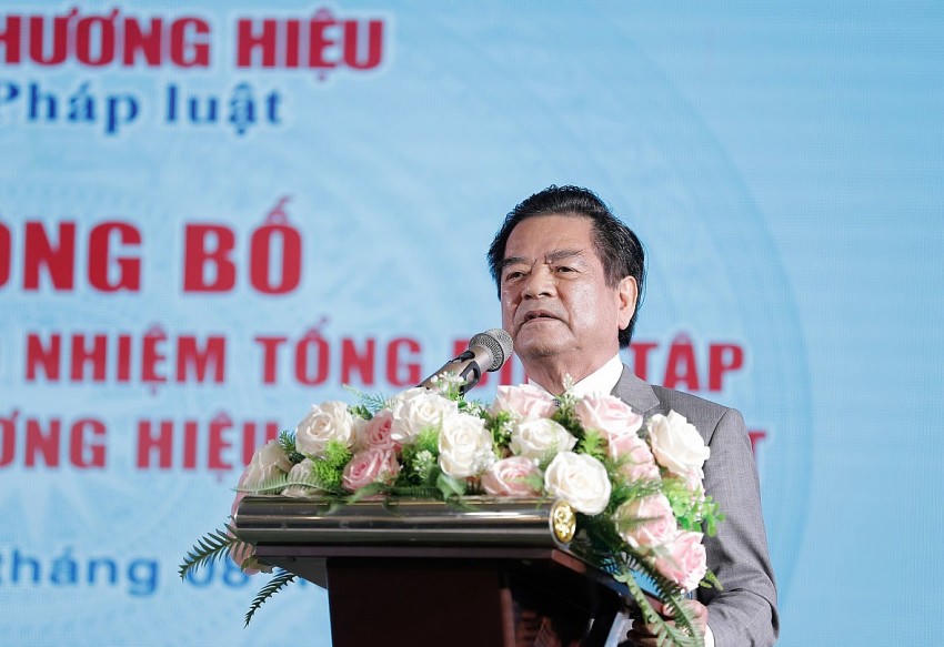 TS. Lê Ngọc Dũng - Chủ tịch Hội Nghệ nhân và Thương hiệu Việt Nam phát biểu giao nhiệm vụ cho Tân Tổng Biên tập Cảnh Chi Tuyên