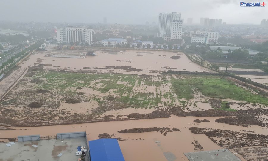 Một dự án đang thực hiện trên địa bàn phường Xuân Phương bị ngập sau trận mưa lớn.