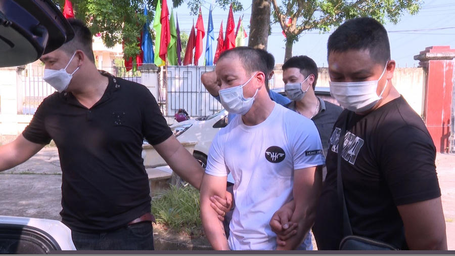 Đối tượng Hoàng Anh Kim (áo trắng) khi bị Cơ quan công an bắt giữ 