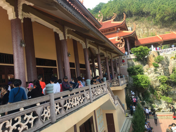 Quảng Ninh: H&agrave;ng triệu du kh&aacute;ch h&agrave;nh hương trong ng&agrave;y nghỉ