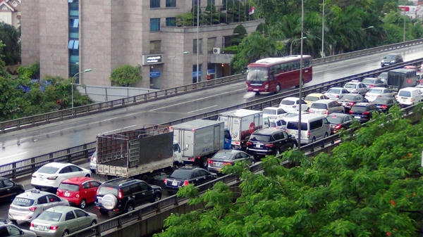 Hà Nội: Hàng ngàn ô tô “chết cứng” ở đường trên cao