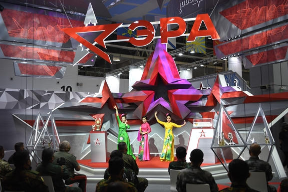 Tiết mục “Sen” của Đội tuyển Văn hóa nghệ thuật QĐND Việt Nam biểu diễn tại lễ bốc thăm. Ảnh: TRỌNG HẢI.