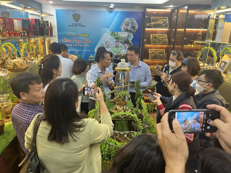 Buổi trưng bày thu hút nhiều quan khách, nhà quản lý và các cơ quan truyền thông