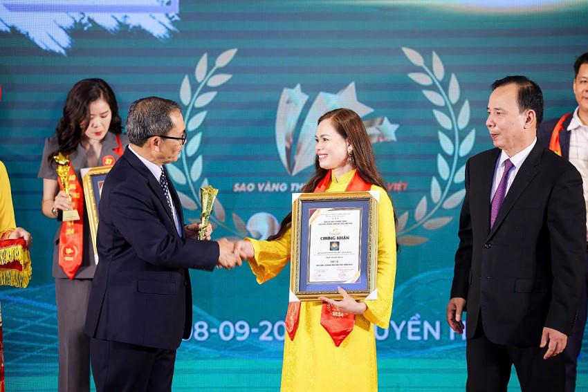 Chị Đào Thanh Hoàn đại diện Trung tâm Ngọc Ân nhận Top 10 Sao vàng thương hiệu đất Việt 2024.