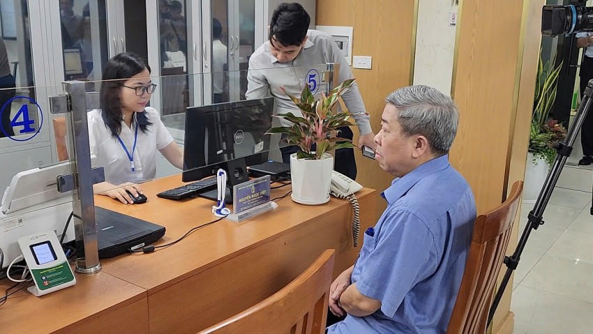 Những công dân đầu tiền thực hiện công việc tại trụ sở UBND phường Cửa Nam trong ngày đầu tiên vận hành chính quyền địa phương 2 cấp.