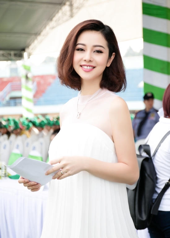 Hiện tại cô ít tham gia các chương trình sự kiện giải trí, mà chỉ tập trung phụ giúp chồng kinh doanh.