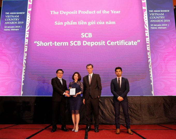 Bà Trần Thị Minh Thảo – Giám đốc Khối Ngân hàng Bán lẻ đại diện SCB nhận giải thưởng từ Ban tổ chức.