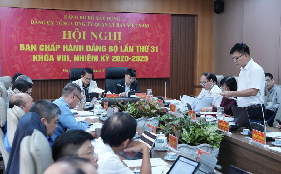 Đồng chí Hoàng Mạnh Tấn - Ủy viên BTV, Chủ nhiệm UBKT Đảng ủy Tổng công ty báo cáo sơ kết quý I tháng công tác kiểm tra, giám sát và thi hành kỷ luật Đảng.