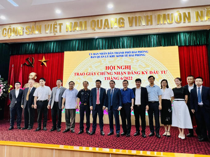 Đại diện lãnh đạo các doanh nghiệp được trao giấy chứng nhận đầu tư chụp ảnh lưu niệm cùng lãnh đạo Ban Quản lý Khu kinh tế Hải Phòng.