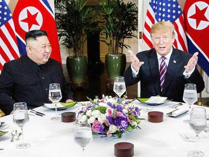 Tổng thống Donald Trump và Chủ tịch Triều Tiên Kim Jong-un đã có bữa ăn tối thân thiện vào tối ngày 27-2, ở khách sạn Sofitel Legend Metropole (Hà Nội). Ảnh: CNN.