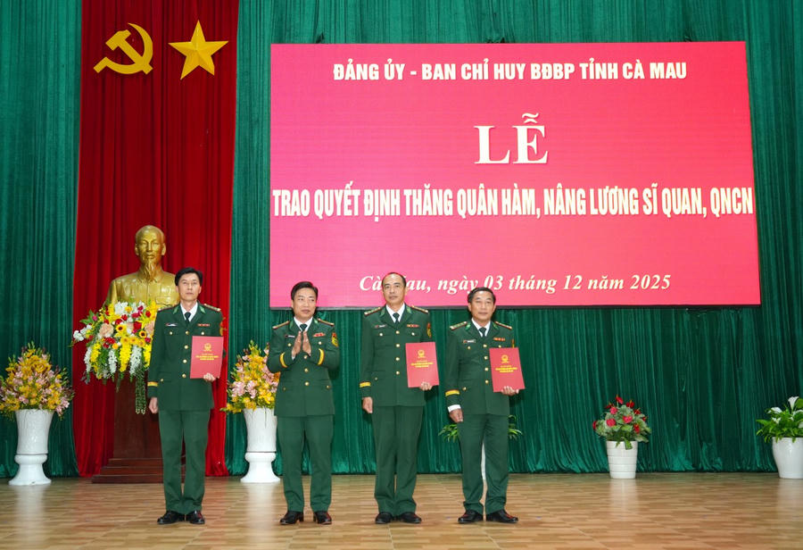 Đại tá Phạm Minh Giang – Bí thư Đảng ủy, Chính ủy Ban Chỉ huy BĐBP tỉnh Cà Mau trao Quyết định thăng quân hàm, nâng lương cho sĩ quan cấp Thượng tá.