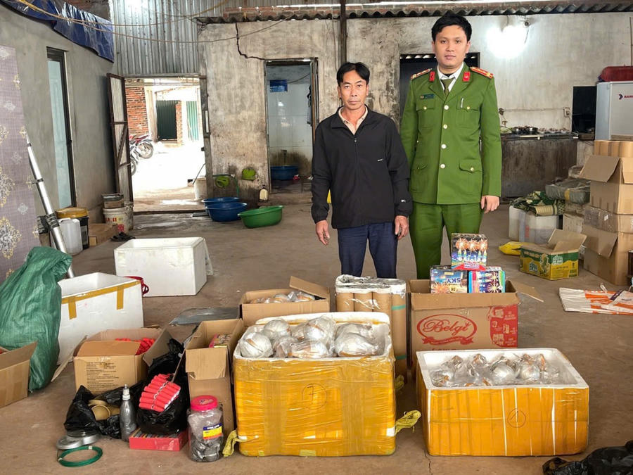 Đối tượng Nguyễn Văn Viên cùng tang vật vụ án.