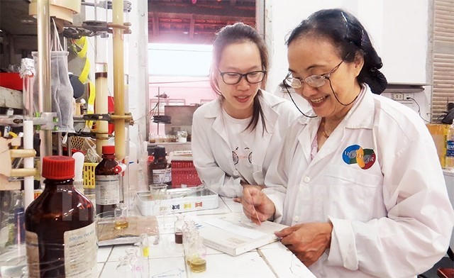 GS-TS Nguyễn Kim Phi Phụng là giảng viên Bộ môn Hóa hữu cơ, Khoa Hóa Trường Đại học Khoa học Tự nhiên - ĐHQG TP HCM, đã chủ trì và tham gia 11 đề tài các cấp, công bố 144 bài báo trên các tạp chí chuyên ngành hóa, xuất bản 7 sách giáo trình đại học và sau đại học. GS Phụng đã nghiên cứu 53 loại cây và phát hiện nhiều hợp chất tự nhiên có hoạt tính ức chế sự phát triển của tế bào ung thư ở bệnh nhân ung thư cổ tử cung, ung thư vú... Bà nhận bằng khen của Thủ tướng Chính phủ năm 2007, danh hiệu Nhà giáo Ưu tú năm 2010, Huân chương Lao động hạng ba năm 2011. Năm 2016, bà là cá nhân duy nhất nhận giải thưởng Kovalevskaia. GS Phụng từng được tạp chí khoa học Asian Scientist bình chọn là một trong 100 nhà khoa học hàng đầu châu Á. ảnh 1