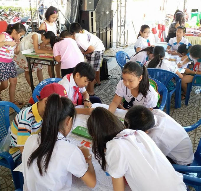 Gần 150 học sinh tiểu học tham dự cuộc thi tô màu vào sáng 8/7.