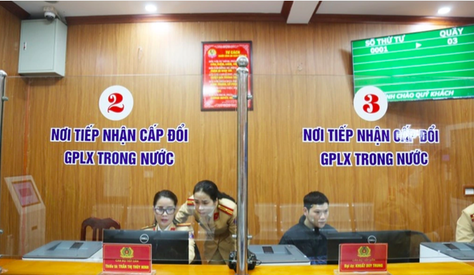 Lực lượng CSGT làm nhiệm vụ cấp, đổi lại giấy phép lái xe cho người dân.