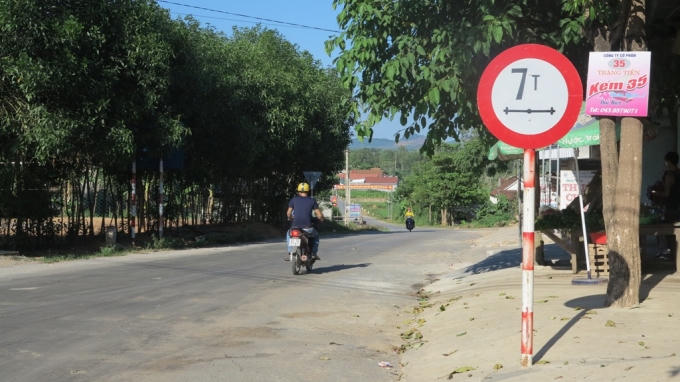 Tuyến đường qua trung tâm xã Nghĩa Lộc, huyện Nghĩa Đàn được đầu tư với tổng kinh phí 57 tỷ đồng vừa bàn giao cho địa phương quản lý, sử dụng vào cuối năm 2015.
