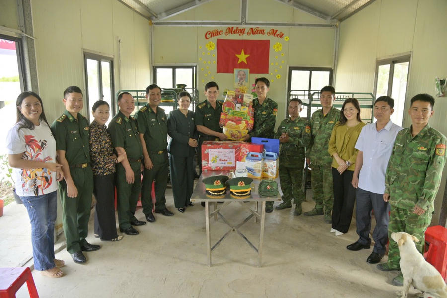 Đại tá Huỳnh Văn Đông, Bí thư Đảng ủy, Chính ủy BĐBP tỉnh Kiên Giang, thăm, chúc Tết, tặng quà cán bộ, chiến sĩ đang làm nhiệm vụ trực tết trên các chốt.