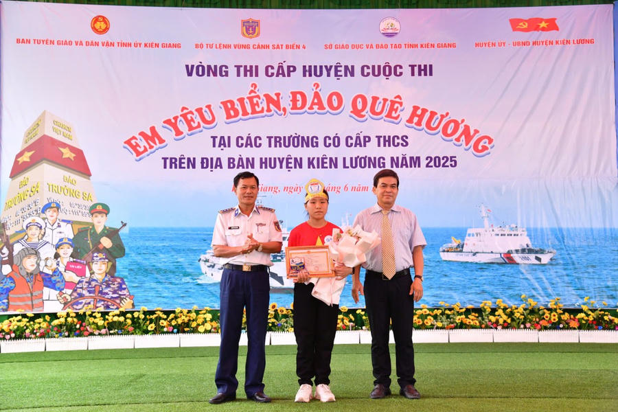 Đại tá Nguyễn Thái Dương - Phó Chính ủy Bộ Tư lệnh Vùng Cảnh sát biển 4 và Thái Châu Báu - Phó Trưởng ban Tuyên giáo và Dân vận tỉnh Kiên Giang tặng giải nhất cho em Dương Ngọc Thảo Nguyên - Học sinh lớp 6/3, Trường THCS Hòa Điền