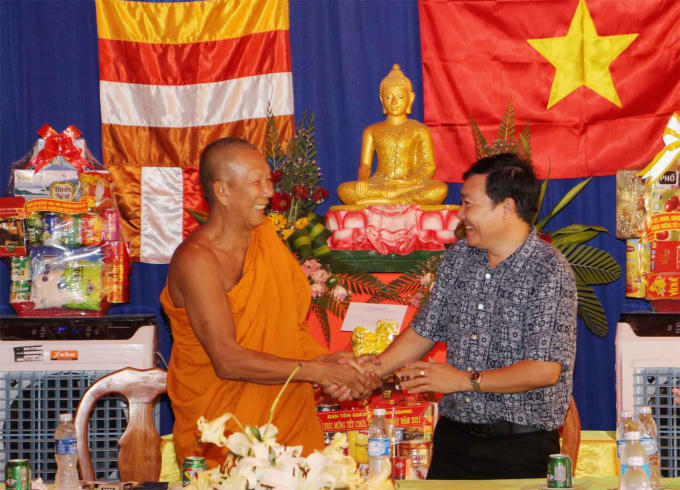 Đại tá Lâm Thành Sol thay mặt Tỉnh ủy, HĐND, UBND, UBMTTQVN tỉnh và Ban Giám đốc Công an tỉnh tặng quà cho Thượng tọa Chau Sóc Rinh tại Chùa Thmay