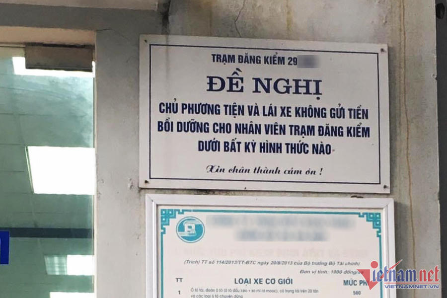Ở nhiều trung tâm có những tấm bảng lớn được đặt ở các vị trí dễ quan sát, đề nghị khách hàng không gửi tiền bồi dưỡng cho nhân viên đăng kiểm. (Ảnh: Hoàng Hiệp)