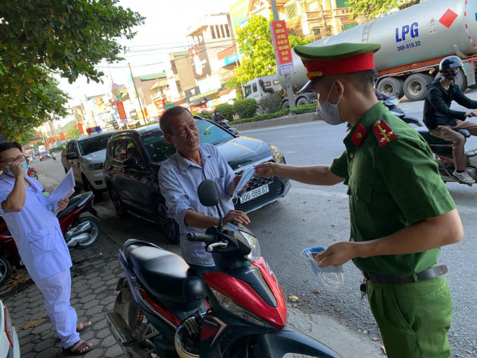 Nhắc nhở đeo khẩu trang và phát khẩu trang miễn phí cho người dân