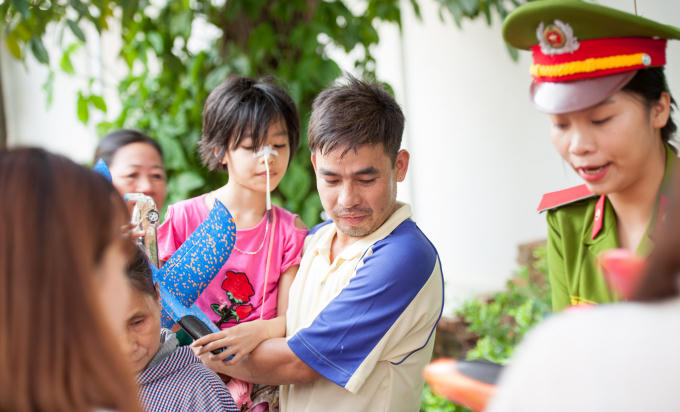 Trung thu Hồng đã trao gần 2.000 suất quà cho các em đang điều trị tại Bệnh viện Nhi Trung ương.