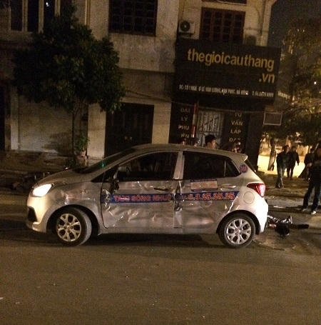 Chiếc taxi của hãng Sông Nhuệ biến dạng bên hông sau cú va chạm mạnh.
