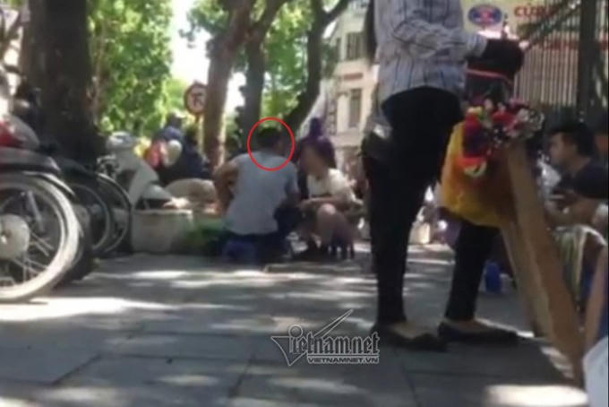 "Cò" Hùng (khoanh đỏ) đang trao đổi về giao dịch bán tinh trùng. Ảnh cắt từ clip.