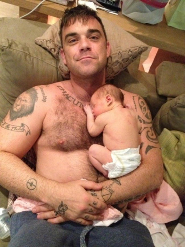 Robbie Williams cùng vợ là Ayda Field được lên chức khi đứa con gái của họ ra đời vào bốn năm trước và thêm một cậu con trai vào hai năm sau đó. Robbie chia sẻ: “Tôi rất yêu những đứa con của mình, khi cho chúng ăn, thay tã cho chúng… tôi cảm thấy thật tuyệt vời”.
