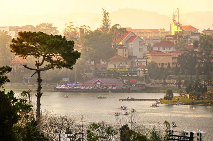 Nơi đây cũng có rất nhiều hồ nước nổi tiếng, (Ảnh: Cao Anh Tuấn)