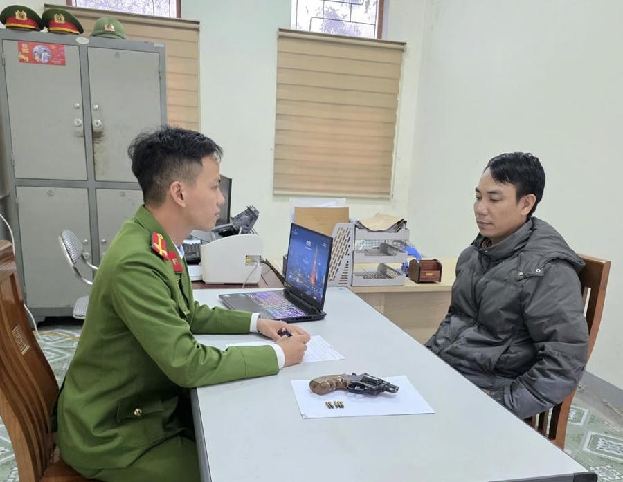 Trương Văn Bạch cùng tang vật tại Cơ quan CSĐT - Ảnh Công an Hà Tĩnh.